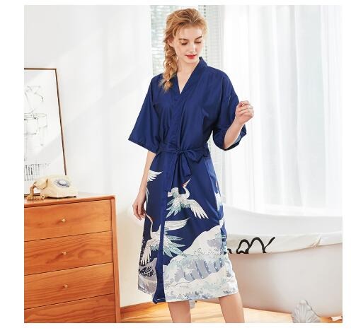 Blauer langer Kimono japanische Kraniche