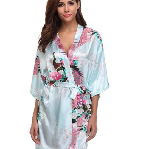 Hellblauer japanischer Kimono mit Blumen