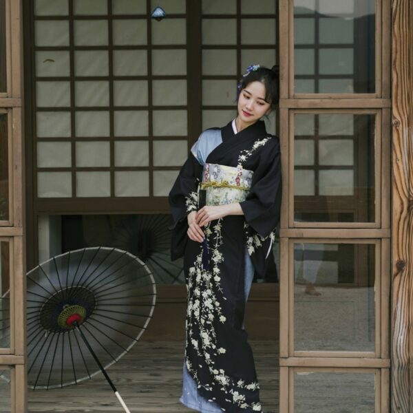 Japanisches Kimono-Outfit