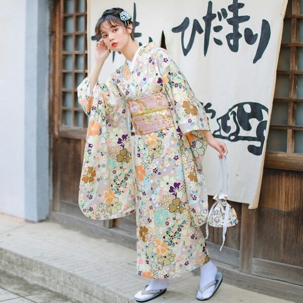 Japanisches Kimono Kleid mit Blumendruck