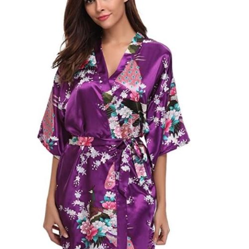 Lila japanischer Kimono mit Blumen