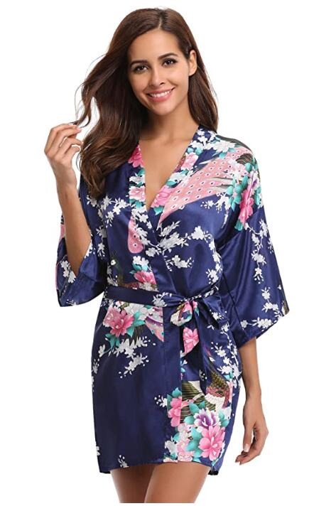 Marineblauer japanischer Kimono mit Blumen