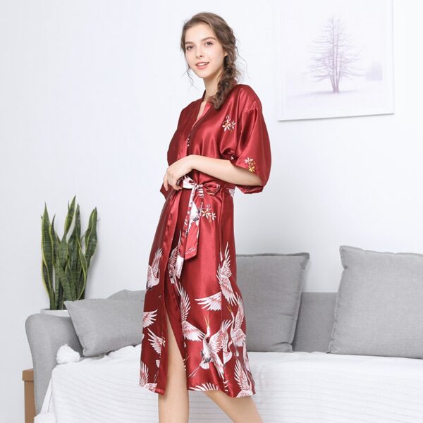 Roter langer Kimono japanische Kraniche