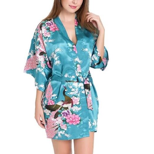 Himmelblauer japanischer Kimono mit Blumen